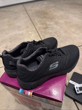 Skechers Women’s Black Lite-weight Dual-Lite Shoes size 8